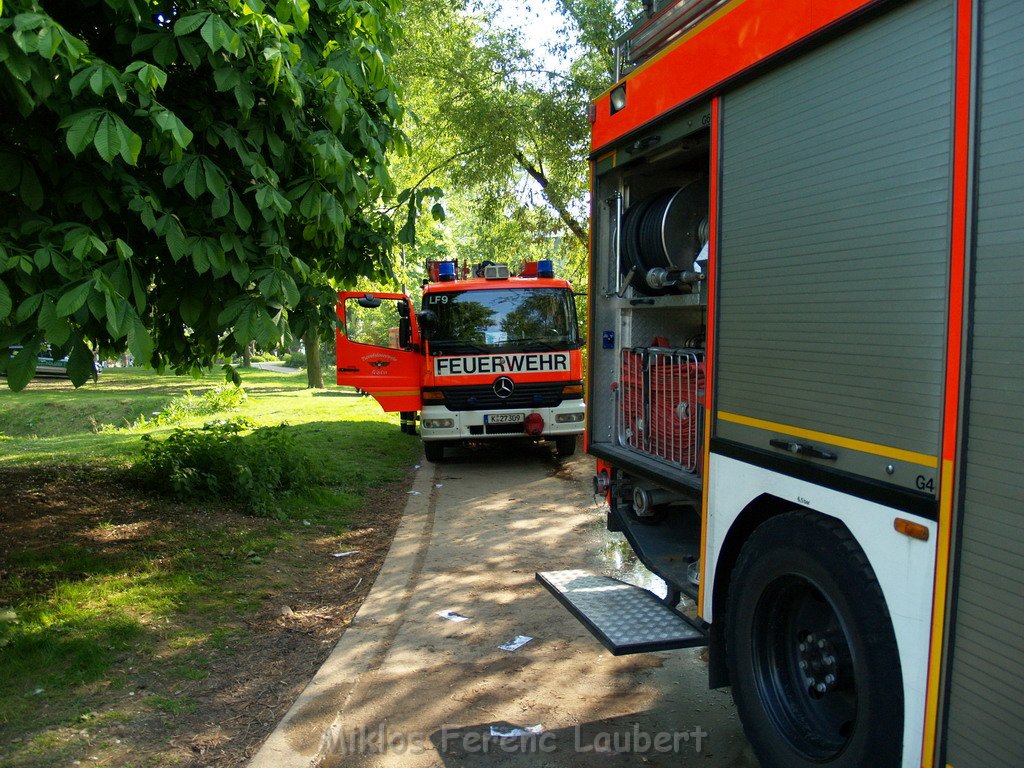 Kleine Yacht abgebrannt Koeln Hoehe Zoobruecke Rheinpark P195.JPG